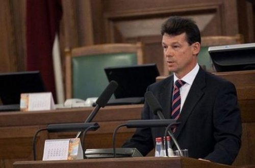 Öz dilini bilməyən mer cərimələndi - Latviyada