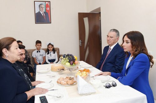 Birinci xanımla söhbət: Prezidentlə təndir çörəyi yeməyiniz ləzzət elədi - VİDEO