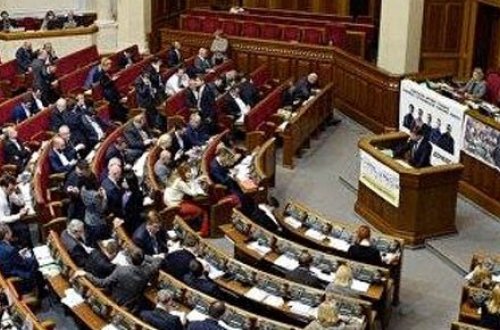 Ukrayna Radasında qalmaqal — Deputat salona tüstü bombası atdı