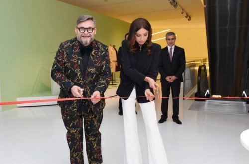 Mehriban Əliyeva “Modernizm və moda” sərgisində iştirak etdi