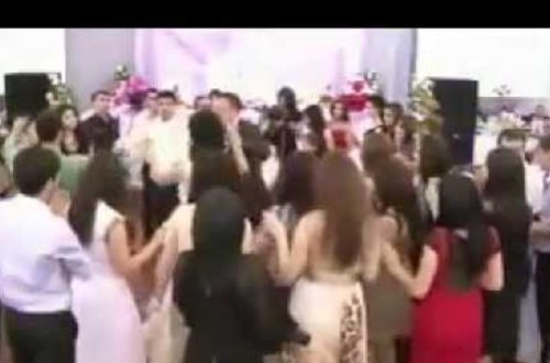 Toyda rəqs edən bəy biabır oldu - VİDEO