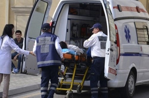 Ucarda avtomobil piyadanı vurdu