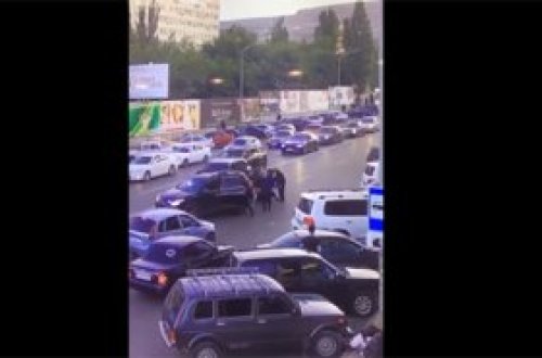 Daxili işlər nazirinin kortejinin yoluna çıxan BMW sürücüsü belə döyüldü