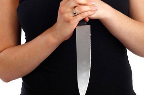 Bakıda qadın özünü bıçaqladı