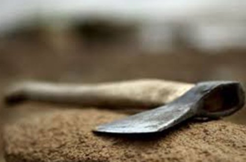 Azərbaycanda ata fəhlə işləyən 23 yaşlı qızını baltaladı – YENİLƏNİB