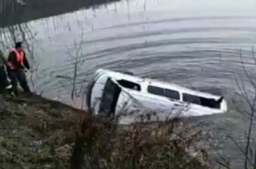 Sərnişin avtobusu gölə düşdü - 12 ölü