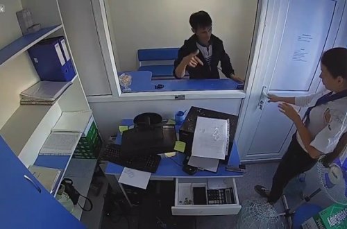 Bankda tək olan xanıma yaxınlaşdı və... - VİDEO