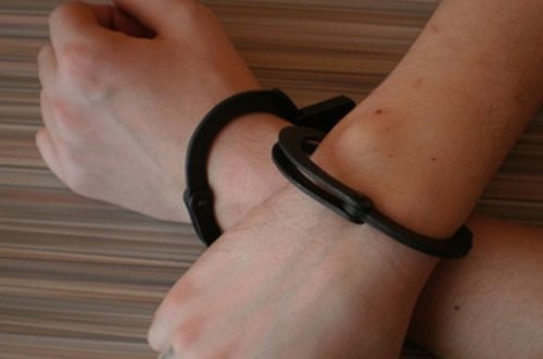 Tanışını bıçaqlayan azyaşlı məhkəmə zalında HƏBS EDİLDİ