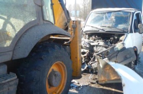 Mingəçevirdə sərnişin avtobusu traktorla toqquşub