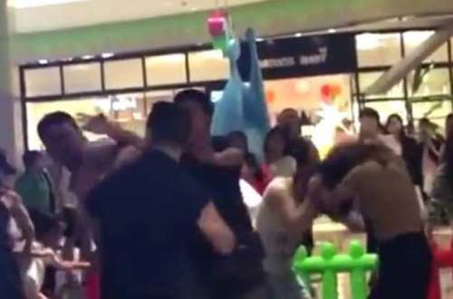 Valideynlər arasında kütləvi dava - Video