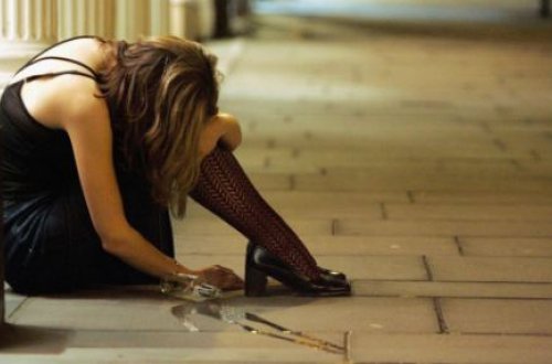 Qubada kişi ilə cinsi əlaqədə olan qızlar onu soydular, stulla… – Şok cinayət