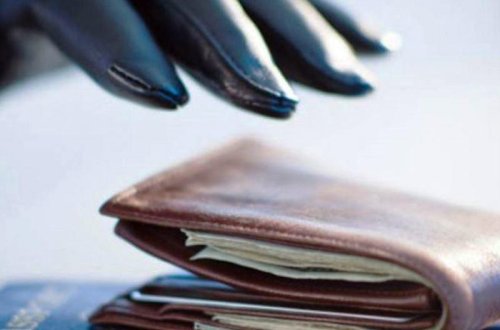 Qonşunun evini də taladı, bank hesabından da pul oğurladı