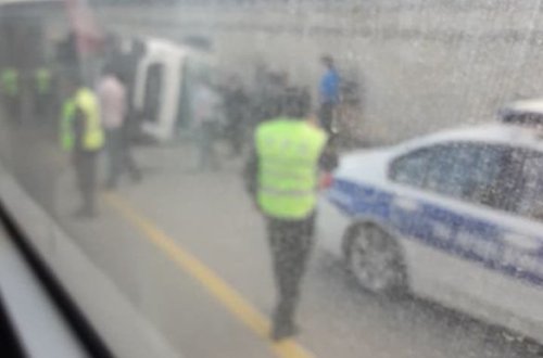 Bakıda betonqarışdıran maşın minik avtomobilinin üstünə aşdı – YENİLƏNİB