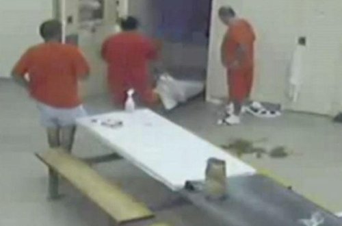 Ömürlük məhkum kamera yoldaşını öldürüb, cəsədini sürüdü - VİDEO - FOTO