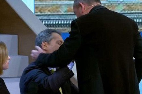 Rusiyalı teleaparıcı canlı yayımda amerikalı qonağa hücum etdi - VİDEO