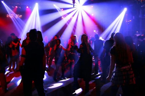 Bakıda gecə klubunda qadınla kişi dalaşdı