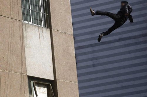 75 yaşlı kişi özünü 7-ci mərtəbədən atdı - BAKIDA