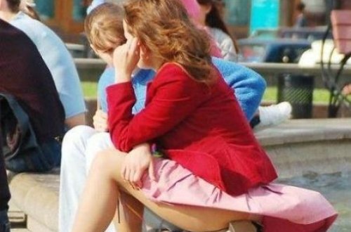 Mini yubkalı qızlar