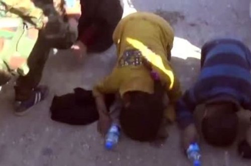 Rakkada qadın abayını çıxarıb, xilaskarlarının qarşısında diz çökdü - VİDEO