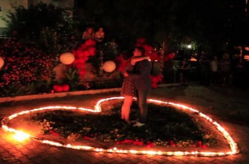 Bakıda universitetdə oğlan qıza evlənmə təklifi etdi (VİDEO)