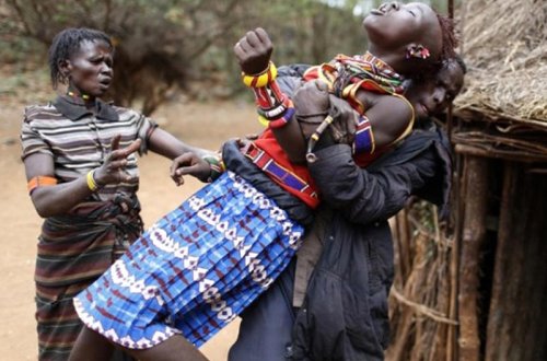Yad kişi ilə cinsi əlaqədə olmasa, ərinin cəsədini görə bilməz - Qəribə Afrika adəti - FOTO