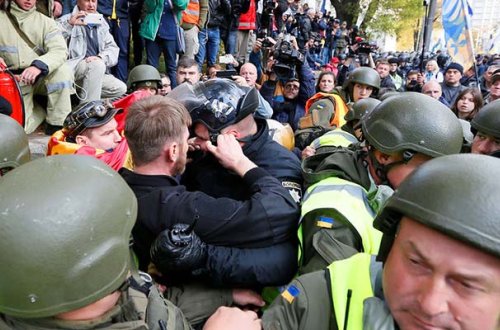 Kiyevdə etirazçılarla polis arasında növbəti qarşıdurma olub
