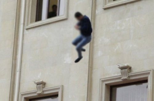 Bakıda xəstə özünü beşinci mərtəbədən yerə atıb