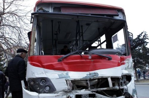 Bakıda avtobus iki nəfəri vurdu
