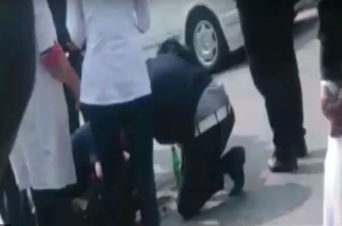 Avtomobil uşağı bağçadan götürməyə gedən qadını vurdu – VİDEO