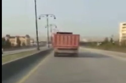 Bakıda yük maşını həyəcanlı anlar yaşatdı – VİDEO