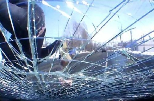 Salyanda avtomobil iki piyadanı vurdu