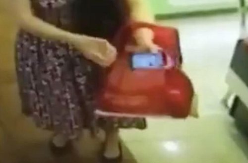 Qadın supermarketdə özünü rüsvay etdi - Ətəyini qaldırıb... VİDEO