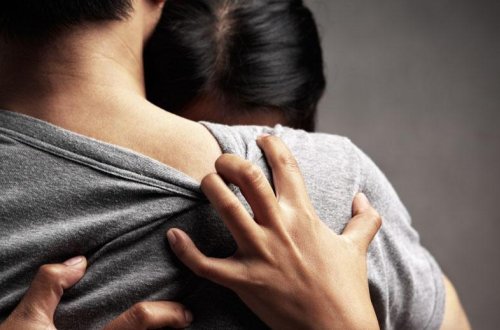 Azərbaycanda fəhlə arvadının iki kişi ilə görüntülərini çəkdi - VİDEO