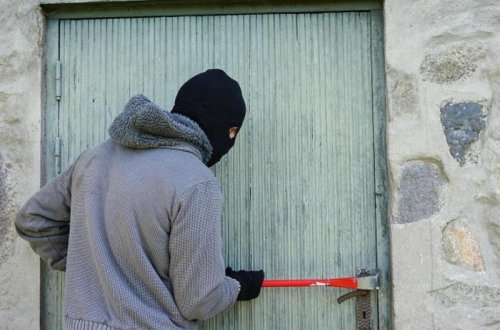 Satıcı işlədiyi mağazadan 30 min manatlıq oğurluq edib