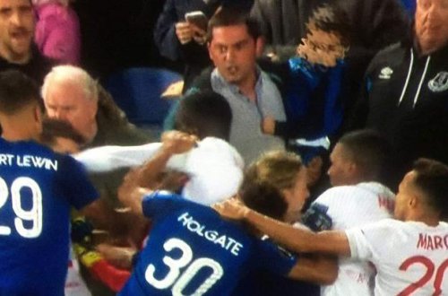 Qucağındakı körpə ilə kütləvi davaya girdi – Video