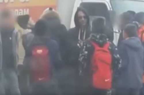 Məktəblilərdən qoca kişiyə vəhşilik – Video