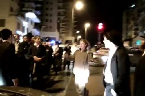 İsrailin qadın əsgəri yəhudilərə hücum etdi – Video