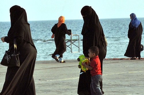 “Zorlanan, əri tərəfindən aldadılan qadınların özləri günahkardır” — Ərəbistanda din xadimindən ŞOK SÖZLƏR