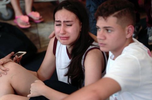 Məktəbli hirsləndi, sinif yoldaşlarını güllələdi - VİDEO