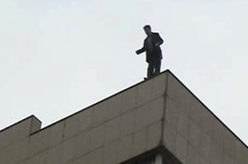 Bakıda qorxulu anlar - 40 yaşlı kişi binanın damına çıxıb...