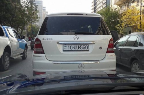 Üzərində erməni bayrağı olan maşını Bakıya 