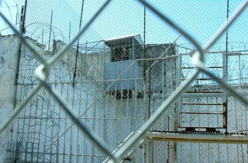 Qatardan qaçan iki məhkuma cinayət işi açıldı, axtarış aparılır