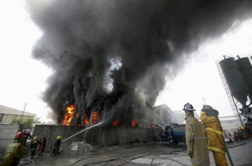 İri fabrikdə yanğın: FHN-nin polkovnik-leytenantı yaralandı