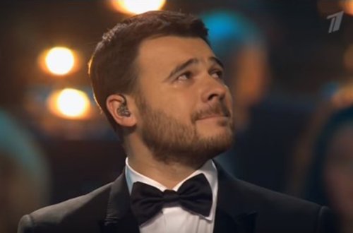 Emin Ağalarov səhnədə ağladı - Video