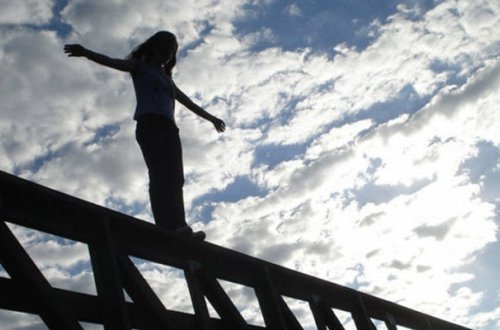 30 yaşlı qadın özünü 8-ci mərtəbədən atdı