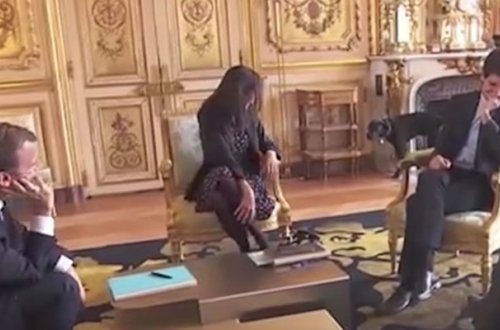 Makronun iti Yelisey sarayında toplantını belə pozdu - Video