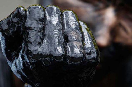 Qubada istifadəsiz qalan quyudan neft çıxdı - Video