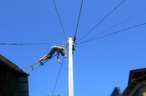 Bakıda fəhləni yüksək gərginlikli elektrik cərəyanı vuraraq yandırıb