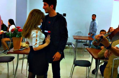 Bakıda daha bir oğlan yeməkxanada sevgilisinə evlilik təklifi etdi - VİDEO