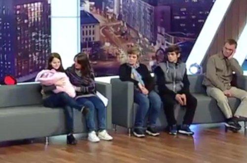 Canlı yayımda biabırçılıq: 12 yaşlı qızı uşağının atasını dəqiqləşdirmək üçün efirə çıxartdılar - FOTO